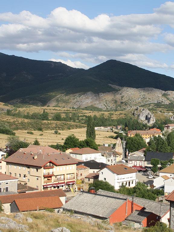 Puebla de Lillo, el Hostal y las montañas al fondo